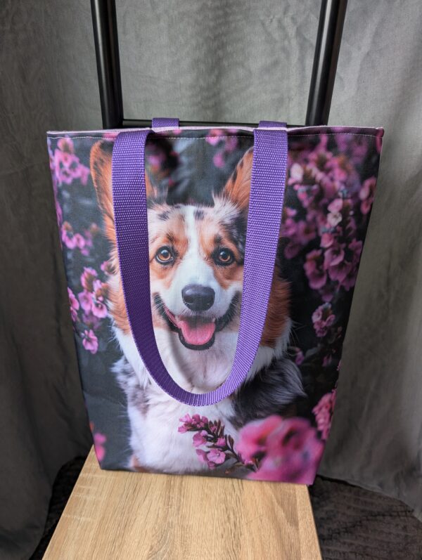 Taška bez zipu - Pes ve fialových květinách
